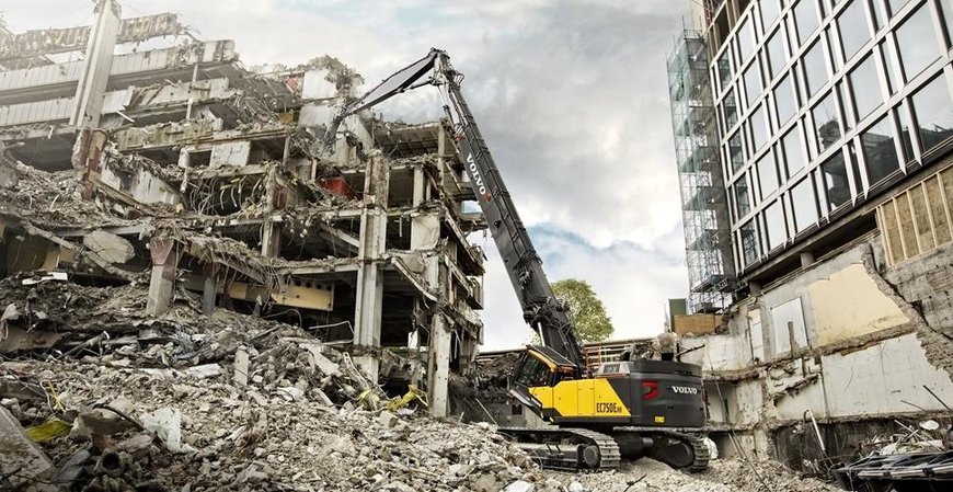 CINCO VENTAJAS QUE OFRECEN LAS EXCAVADORAS DE DEMOLICIÓN EQUIPADAS DE FÁBRICA